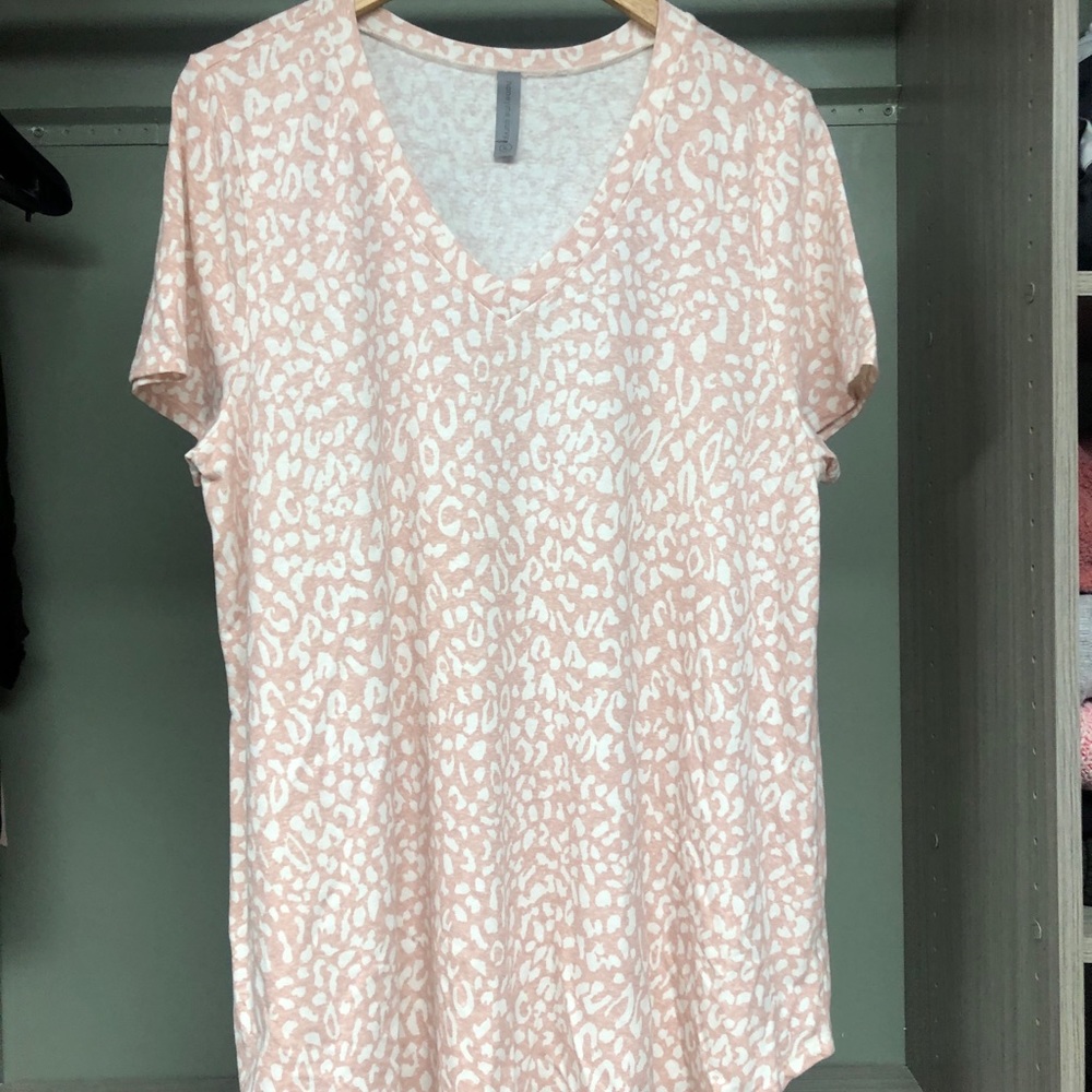 HONEY ME CURVEY HI LOW V NECK ANIMAL PRINT TOP - XL